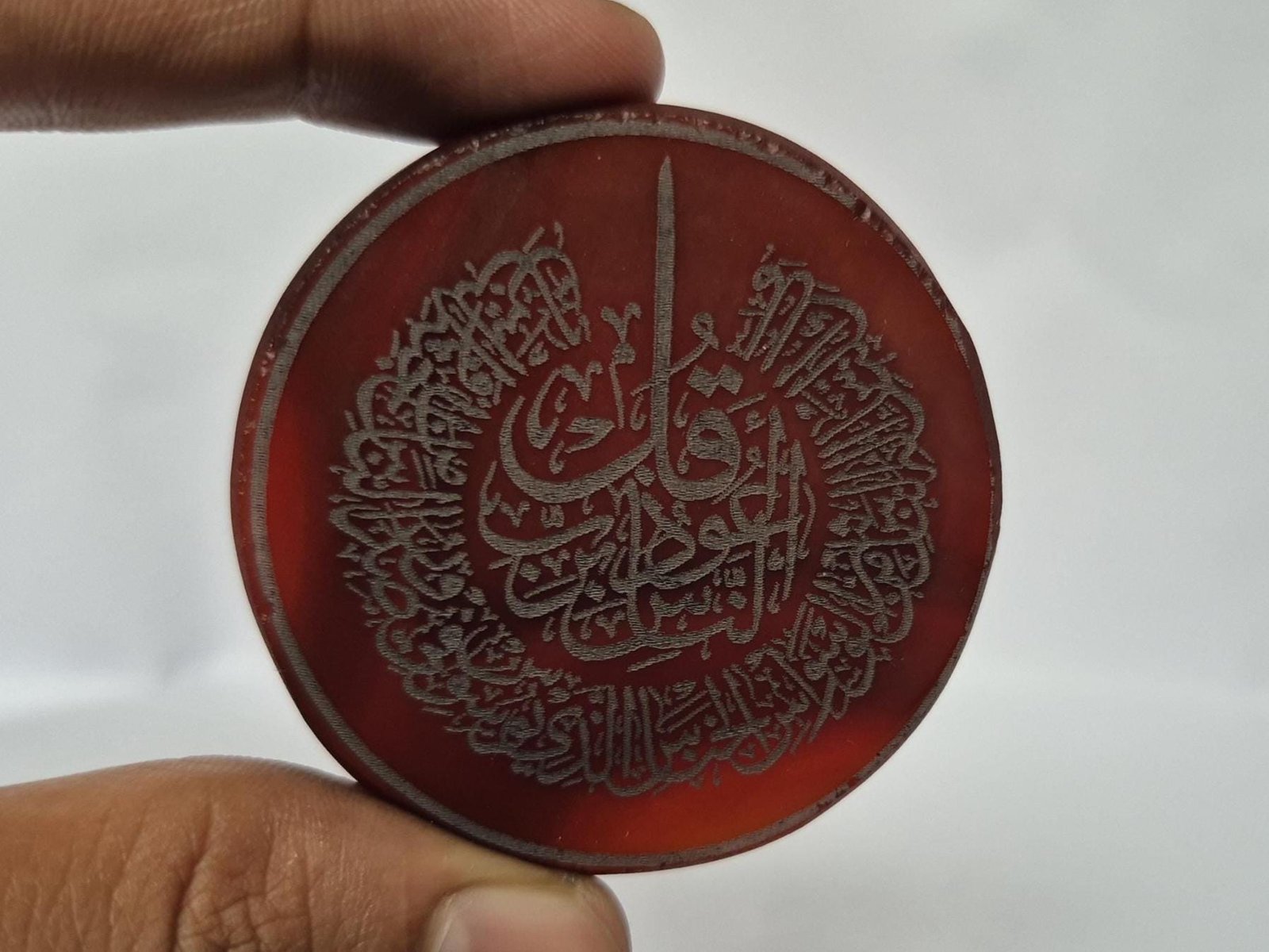 Round Islamic Aqeeq (Agate) Pendant, Surah Al-Nas Pendant, Islamic Jewelry, Red Islamic agate pendant,Muslim gifts ,Islamic calligraphy gift - Image 2